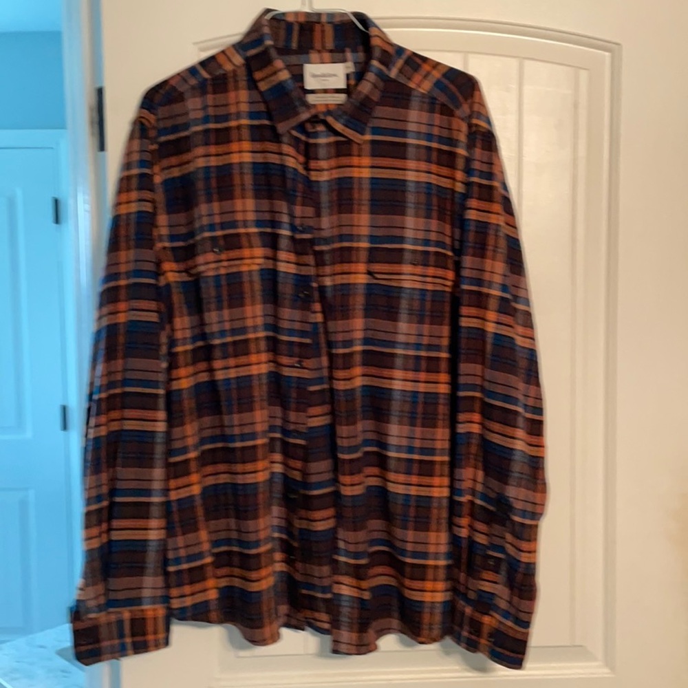 Men’s long sleeved flannel button down shirt